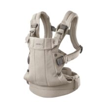 Découvrez le porte-bébé BabyBjörn Harmony en coloris Light Beige. Confort premium, tissu respirant, appui-tête ajustable et soutien optimal pour bébé et parents.
