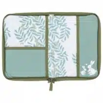 Protège carnet de santé Little Band Day Break – popeline coton, intérieur jersey, poche supplémentaire, fermeture zip, dimensions 25×18 cm fermé, certifié OEKO-TEX.