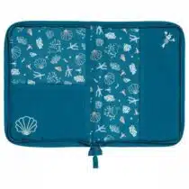 Protège carnet de santé Little Band Seaside Romance – popeline coton, intérieur jersey, poche supplémentaire, fermeture zip, dimensions 25×18 cm fermé, certifié OEKO-TEX.