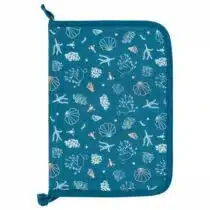 Protège carnet de santé Little Band Seaside Romance – popeline coton, intérieur jersey, poche supplémentaire, fermeture zip, dimensions 25×18 cm fermé, certifié OEKO-TEX.