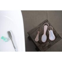 Beaba Set accessoires de toilette Vieux rose : thermomètre bain, brosse-peigne & coupe-ongles. Pratique, hygiénique et nomade pour bébé dès la naissance. Compact et léger.