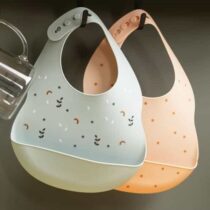 Bavoir silicone Nattou vert avec imprimé ourson : récupérateur d’aliments, ajustable sur 4 taill es, sans BPA/PVC/phtalates, lavable au lave-vaisselle.