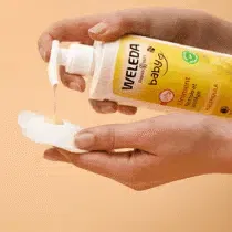 Découvrez le Liniment Bébé au Calendula Bio Weleda en flacon pompe de 400 ml. Nettoie, apaise et protège la peau sensible de bébé avec des ingrédients 100% naturels.