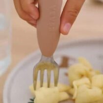 Aidez votre bébé à gagner en autonomie avec le lot de 2 pré-couverts d'apprentissage en inox de BÉABA. Design ergonomique, matériaux sûrs et adaptés aux petites mains. Coloris Barbe à papa