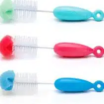 Brosse de nettoyage Suavinex 2‑en‑1 pour biberons et tétines. Poils souples, anse antidérapante, sans BPA. Nettoyage efficace et hygiénique dès la naissance.