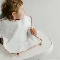 Bavoir Babycalin Greenland Lapins – 45x40 cm. Élastique et ventouses, parfait pour bébé dès 24 mois. Imperméable, pratique et lavable. Disponible sur BebeMaman.ma.