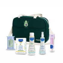 Coffret Mustela naissance avec 5 soins bébé à l’avocat bio : savon, shampooing, lingettes, eau coiffante et crème de change dans un joli sac à lange vert pratique.