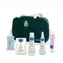 Coffret Mustela naissance avec 5 soins bébé à l’avocat bio : savon, shampooing, lingettes, eau coiffante et crème de change dans un joli sac à lange vert pratique.