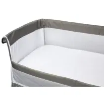 Babycalin Alèse cododo 83×50 cm en coton bio, imperméable et douce. Protège le matelas des fuites dès la naissance. Lavable, naturelle & saine – disponible sur BebeMaman.ma.