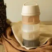 Boîte doseuse Béaba 4 compartiments Argile – jusqu’à 11 doses par compartiment, hermétique, eco‑conçue, made in France. Idéale pour préparer les biberons à l’avance – dispo sur BebeMaman.ma.