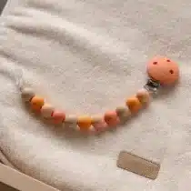 Attache‑tétine Nattou terracotta/beige 21 cm – perles silicone, clip pratique, sans BPA, nettoyage simple – garde la sucette propre et à portée dès la naissance.