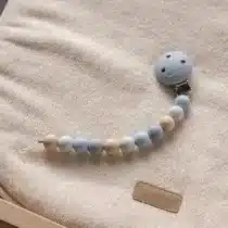 Attache‑tétine Nattou multicolore bleu – perles en silicone, clip ajustable, support universel, sans BPA, 21 cm, facile à laver et idéale dès la naissance.