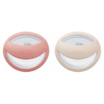 Lot de 2 sucettes NUK MommyFeel – silicone doux imitant la peau, forme maternante pour préserver l’allaitement, boîte réutilisable, sans BPA, pour bébés 0‑9 mois.