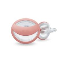 Lot de 2 sucettes NUK MommyFeel – silicone doux imitant la peau, forme maternante pour préserver l’allaitement, boîte réutilisable, sans BPA, pour bébés 0‑9 mois.