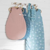 Découvrez le bavoir imperméable Seaside de Little Band : enduit PU, poche pratique, certifié Oeko‑Tex, ajustable dès 6 mois. Repas propres et stylés – disponible sur BebeMaman.ma.