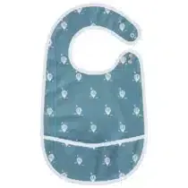 Bavoir bébé motif Montgolfière – Little Band 24x39 cm. En coton enduit, imperméable, avec poche récupératrice. Dès 6 mois. Disponible sur BebeMaman.ma.