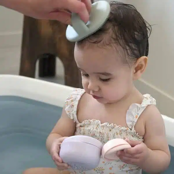 bebemaman_brosse-bebe-silicone-poils-epais-et-fins-masser-nettoyer-enlever-croutes-de-lait-vert-de-gris-