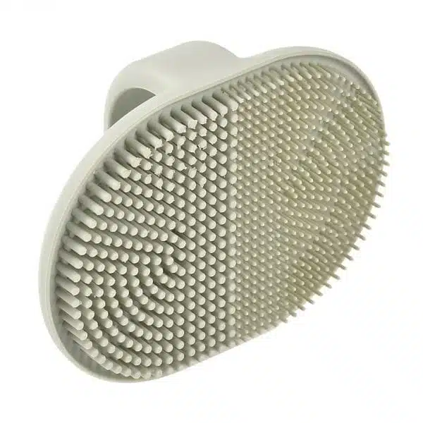 bebemaman_brosse-bebe-silicone-poils-epais-et-fins-masser-nettoyer-enlever-croutes-de-lait-vert-de-gris-beaba (2)