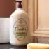 Rogé Cavaillès Gel Bain Douche Amande Verte 1 L : gel lavant doux et hydratant au parfum frais d’amande verte. Convient aux peaux sèches et sensibles. Livraison rapide au Maroc.