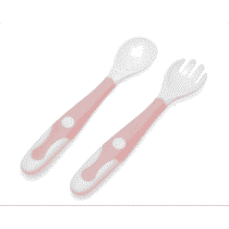 Le Set de couverts flexibles Kiokids Rose 4m+ est conçu pour accompagner bébé dans ses premiers repas. Souples, ergonomiques et fournis avec une boîte de transport, ils sont parfaits pour la maison comme en sortie.