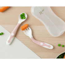 Le Set de couverts flexibles Kiokids Rose 4m+ est conçu pour accompagner bébé dans ses premiers repas. Souples, ergonomiques et fournis avec une boîte de transport, ils sont parfaits pour la maison comme en sortie.