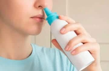 Découvrez tout sur le sérum physiologique bébé : utilisations nez, yeux, oreilles, plaies. Bienfaits, conseils et précautions d’usage.