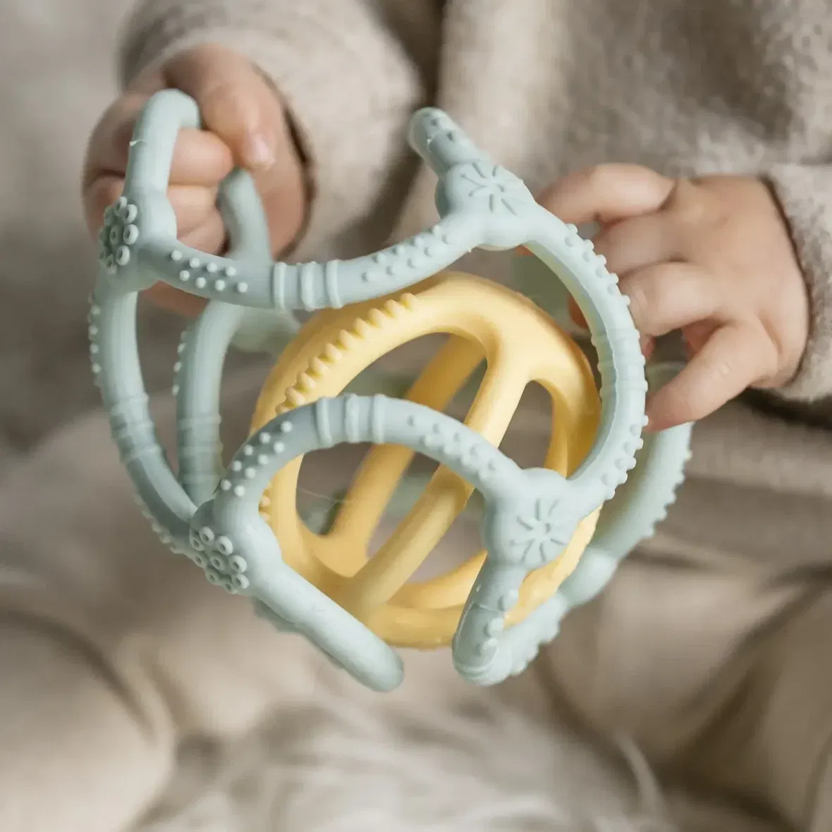 balles silicone bébé Nattou bleu jaune (6) bebemaman