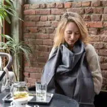 tablier d’allaitement Doomoo Mom'N Play gris