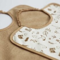 Bavoirs maternelle 12m+ Trois Kilos Sept sable lot de 2