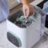Pastille de lavage Momcozy dans le compartiment du lave-biberons KleanPal Pro