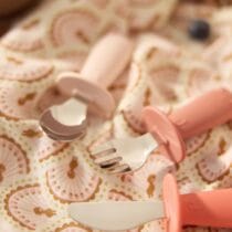 Jollein set de couverts bébé Blush Shades avec manches en silicone rose et embouts en inox