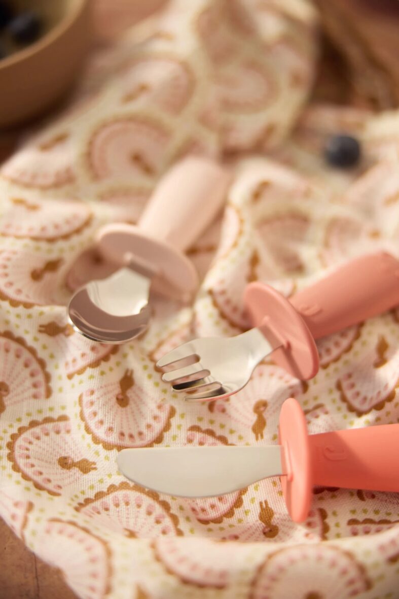 Jollein set de couverts bébé Blush Shades avec manches en silicone rose et embouts en inox -2-bebemaman
